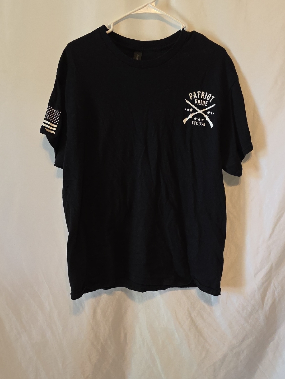 Gildan Crewneck T-Shirt in BLACK